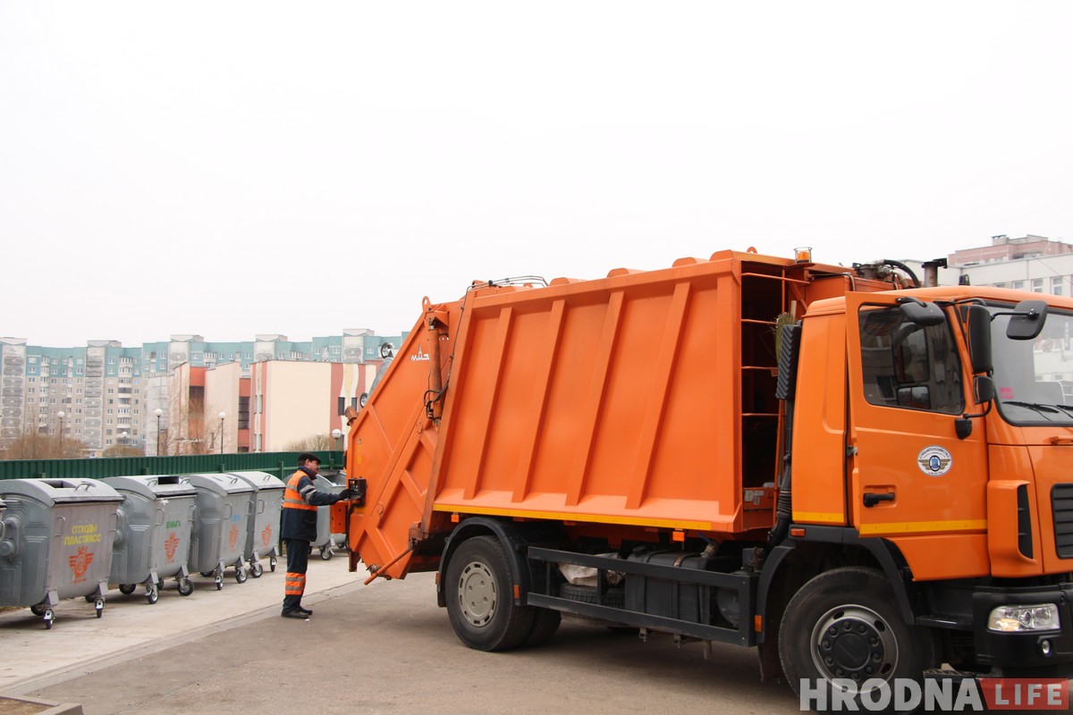 На огромной машине по узким дворам. Репортаж из кабины мусоровоза, где работает лучший водитель Гродно