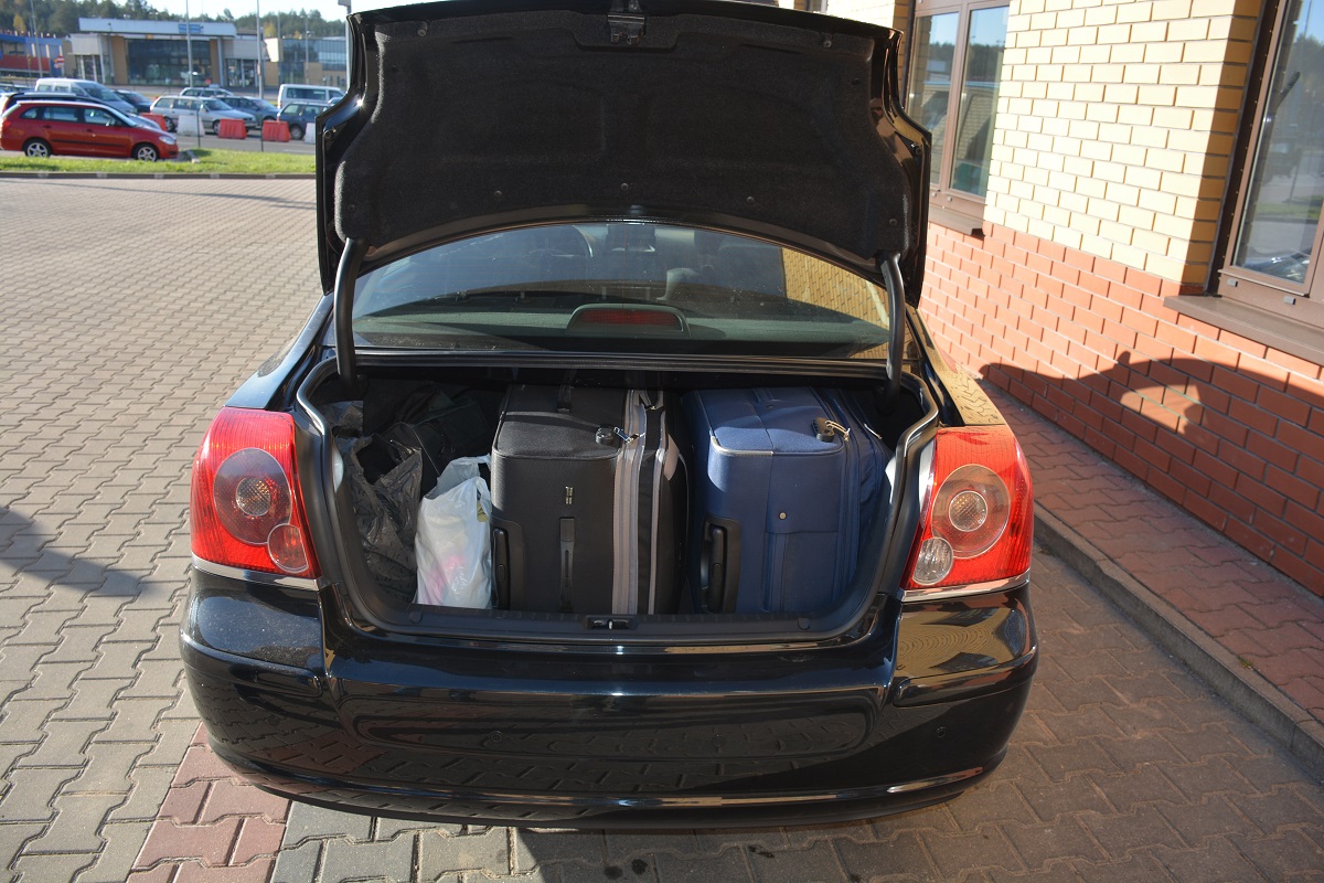 Польскія пагранічнікі злавілі кантрабандыста, які вазіў цыгарэты чамаданамі