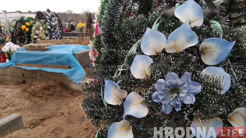 Штучная Радуніца: пластыкавыя кветкі на могілках перажывуць пахаваных на сотні год Штучная Радуніца: пластыкавыя кветкі на могілках перажывуць пахаваных на сотні год