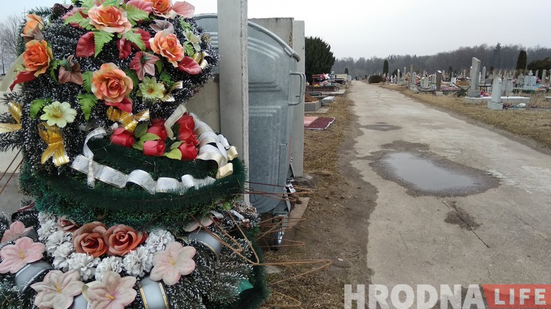 Штучная Радуніца: пластыкавыя кветкі на могілках перажывуць пахаваных на сотні год Штучная Радуніца: пластыкавыя кветкі на могілках перажывуць пахаваных на сотні год