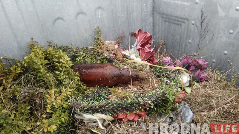 Штучная Радуніца: пластыкавыя кветкі на могілках перажывуць пахаваных на сотні год Штучная Радуніца: пластыкавыя кветкі на могілках перажывуць пахаваных на сотні год