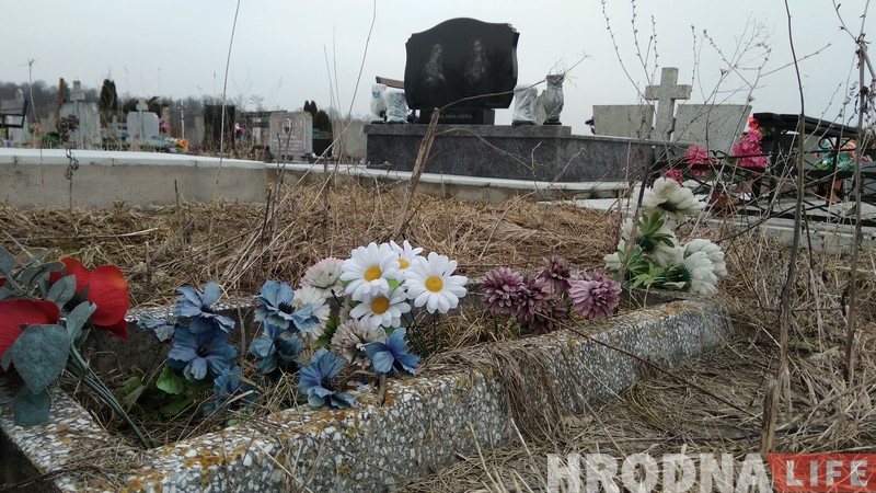 Штучная Радуніца: пластыкавыя кветкі на могілках перажывуць пахаваных на сотні год Штучная Радуніца: пластыкавыя кветкі на могілках перажывуць пахаваных на сотні год