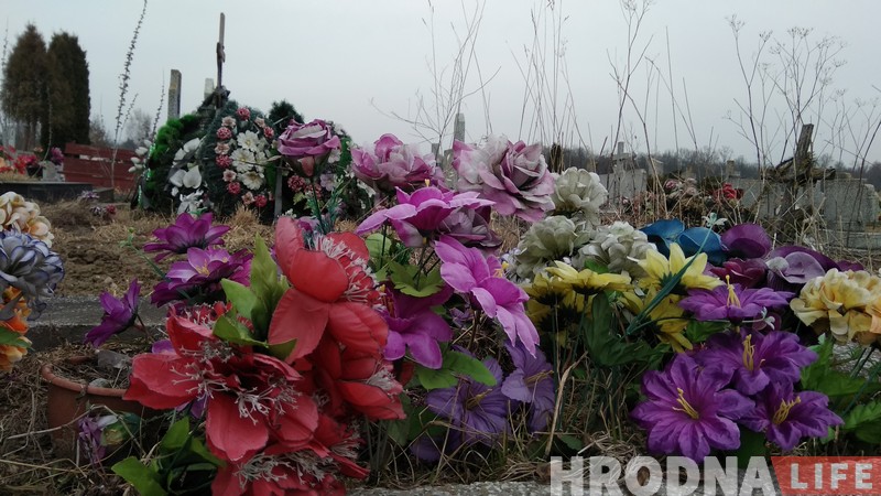 Штучная Радуніца: пластыкавыя кветкі на могілках перажывуць пахаваных на сотні год Штучная Радуніца: пластыкавыя кветкі на могілках перажывуць пахаваных на сотні год