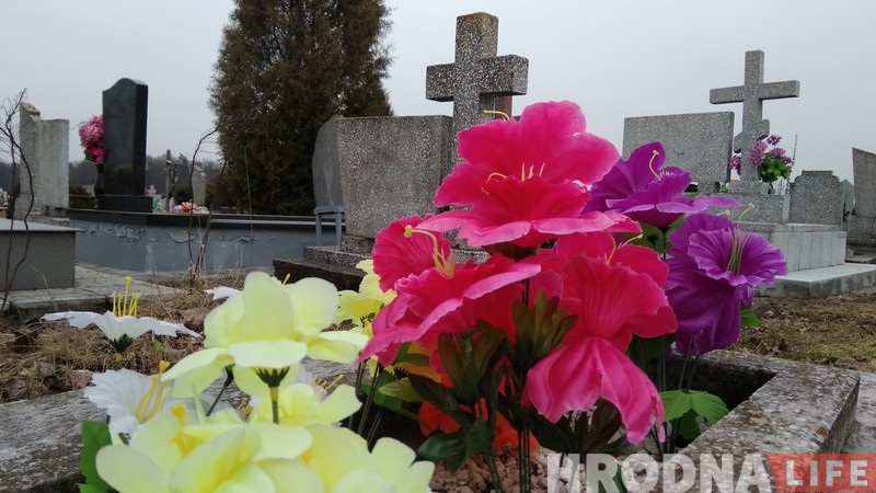 Штучная Радуніца: пластыкавыя кветкі на могілках перажывуць пахаваных на сотні год Штучная Радуніца: пластыкавыя кветкі на могілках перажывуць пахаваных на сотні год