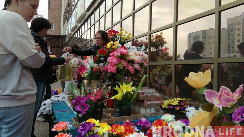 Штучная Радуніца: пластыкавыя кветкі на могілках перажывуць пахаваных на сотні год Штучная Радуніца: пластыкавыя кветкі на могілках перажывуць пахаваных на сотні год