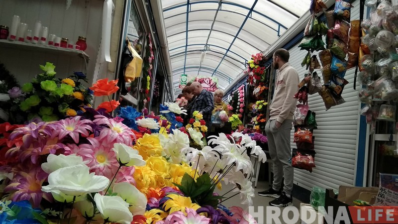Штучная Радуніца: пластыкавыя кветкі на могілках перажывуць пахаваных на сотні год Штучная Радуніца: пластыкавыя кветкі на могілках перажывуць пахаваных на сотні год