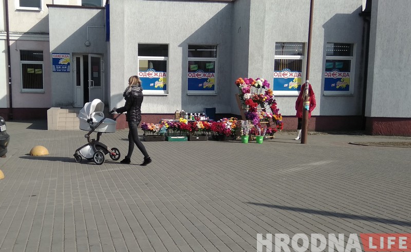 Штучная Радуніца: пластыкавыя кветкі на могілках перажывуць пахаваных на сотні год Штучная Радуніца: пластыкавыя кветкі на могілках перажывуць пахаваных на сотні год