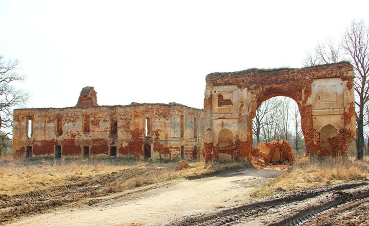 Законам не абаронена. Улады распавялі, што будзе з аркай Радзівілаў, якая разбураецца пад Лідай