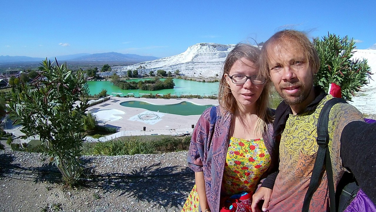 «Возім з сабой тарку для дранікаў». Беларуска з сябрам амаль год падарожнічаюць па свеце без запасу грошаў