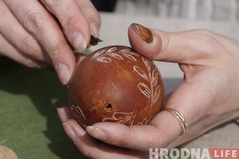 Драпаць яйкі навучылі гродзенцаў на Велікодным кірмашы