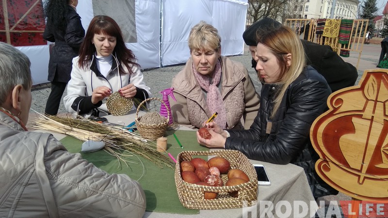 Драпаць яйкі навучылі гродзенцаў на Велікодным кірмашы