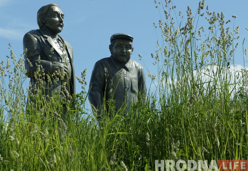 Драўляныя героі "Белых рос" з'явіліся на месцы знесенай вёскі