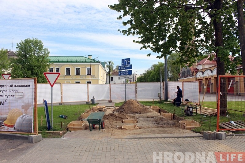 Каля сінагогі пачалося будаўніцтва гандлёвага павільёна з грамадскім туалетам Каля сінагогі пачалося будаўніцтва гандлёвага павільёна з грамадскім туалетам