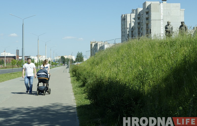 Драўляныя героі "Белых рос" з'явіліся на месцы знесенай вёскі