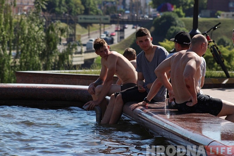 Фотафакт: у спякоту гродзенцы цягнуцца да вады Фотафакт: у спякоту гродзенцы цягнуцца да вады