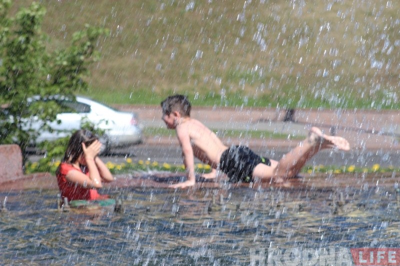 Фотафакт: у спякоту гродзенцы цягнуцца да вады Фотафакт: у спякоту гродзенцы цягнуцца да вады