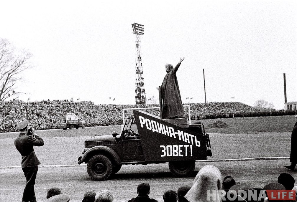 Помнікі і святы. Як святкавалі Дзень Перамогі ў пасляваенным Гродне (унікальныя фота)