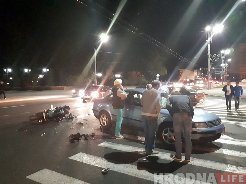 На Дзяржынскага ля парку Жылібера сутыкнуліся аўтамабіль і матацыкл