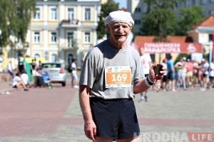 "Медалі раздаю ўнукам". Удзельнік «Гарадзенскай вандроўкi» расказаў як бегае ў 80 гадоў "Медалі раздаю ўнукам". Удзельнік «Гарадзенскай вандроўкi» расказаў як бегае ў 80 гадоў