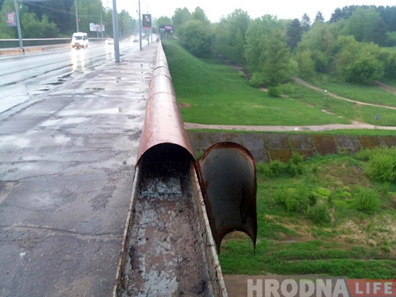 Фотафакт: На Новым мосце дзірку залаталі, але з'явіліся праблемы з парэнчамі