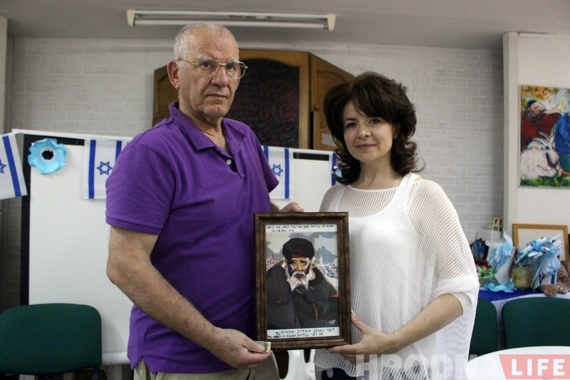 "Памяць пра сваяка жыве і гэта радуе". Нашчадак Нахума Каплана падарыў гродзенцам партрэты прапрадзеда