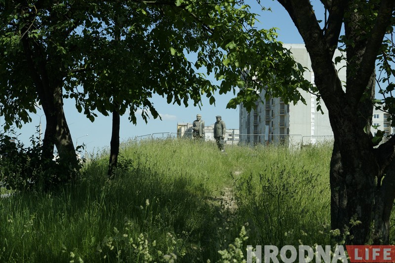 Драўляныя героі "Белых рос" з'явіліся на месцы знесенай вёскі