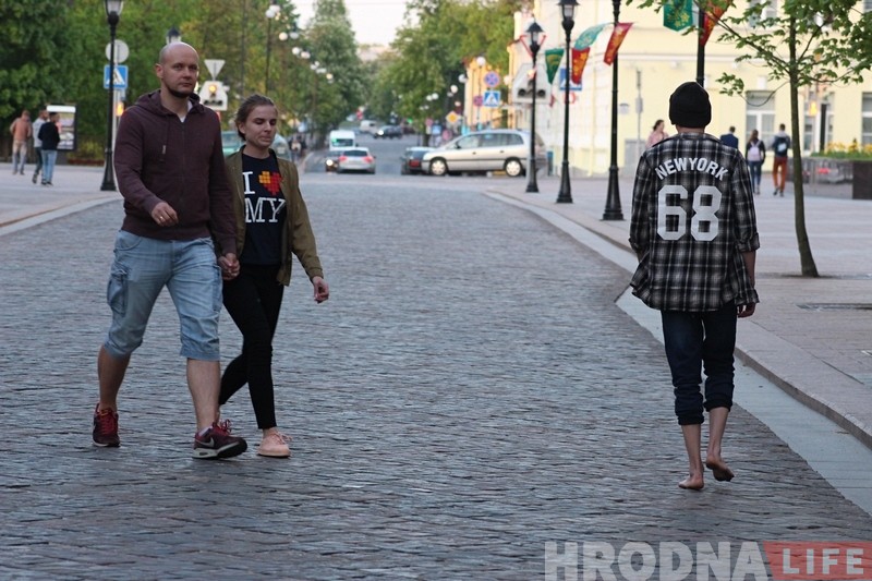 "Не прыкол, а лад жыцця". Гродзенец распавёў, як пачаў хадзіць басанож па вуліцы