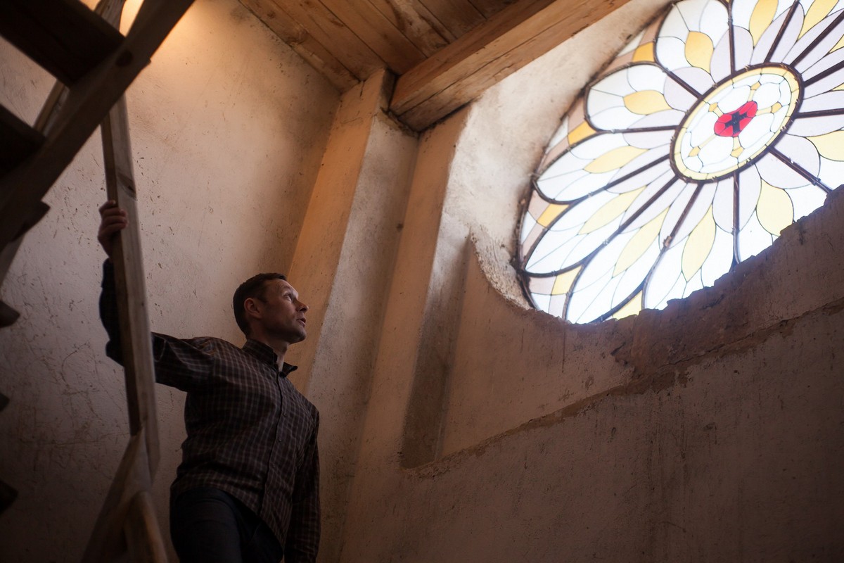 Будаўнік Юра з Гродна нечакана даведаўся, што ён - немец. І вось праз 30 гадоў кінуў працу і стаў званаром, як яго дзед Рэйнгольд