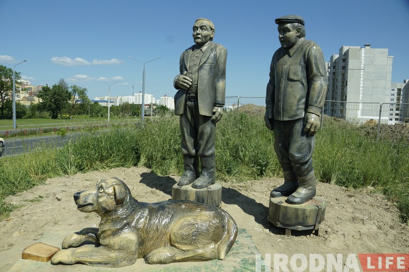 Драўляныя героі "Белых рос" з'явіліся на месцы знесенай вёскі