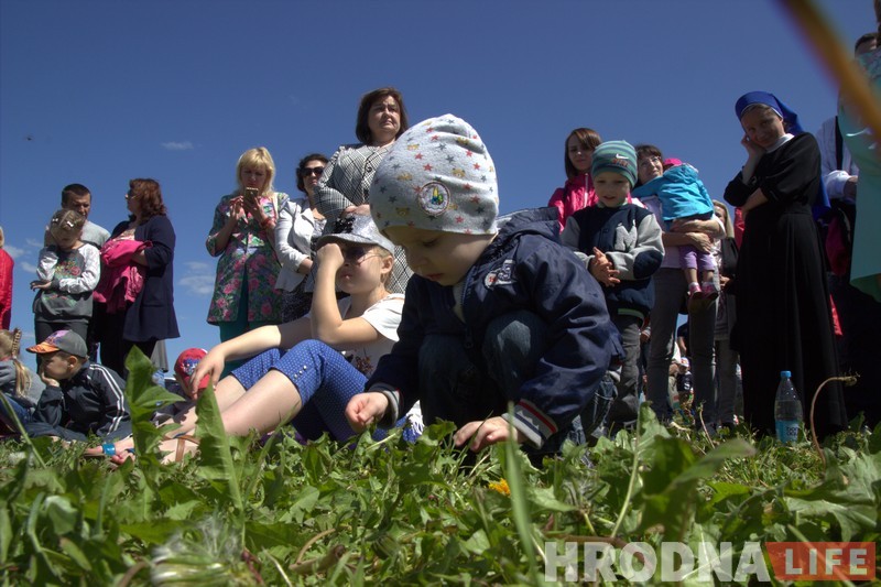 «Упершыню я прыехаў у Гродна на ровары». Арцыбіскуп Тадэвуш Кандрусевіч наведаў свята ў Альшанцы (+анекдот ад мітрапаліта) «Упершыню я прыехаў у Гродна на ровары». Арцыбіскуп Тадэвуш Кандрусевіч наведаў свята ў Альшанцы (+анекдот ад мітрапаліта)