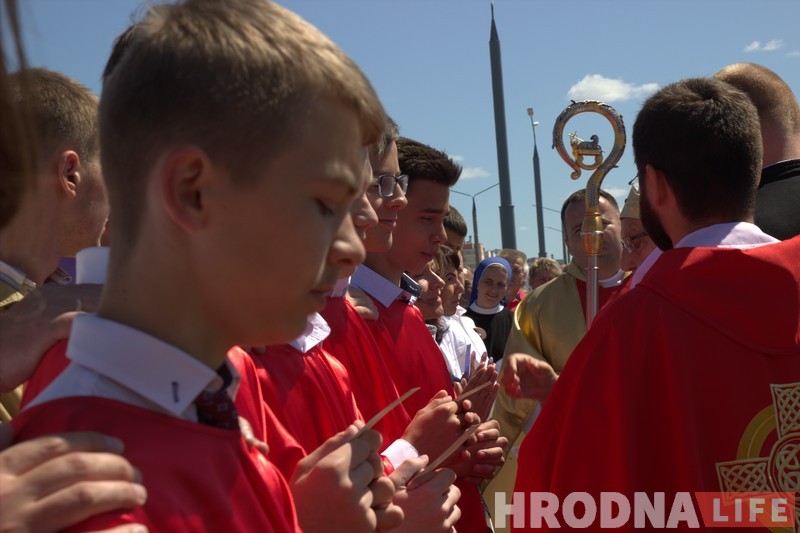 «Упершыню я прыехаў у Гродна на ровары». Арцыбіскуп Тадэвуш Кандрусевіч наведаў свята ў Альшанцы (+анекдот ад мітрапаліта) «Упершыню я прыехаў у Гродна на ровары». Арцыбіскуп Тадэвуш Кандрусевіч наведаў свята ў Альшанцы (+анекдот ад мітрапаліта)