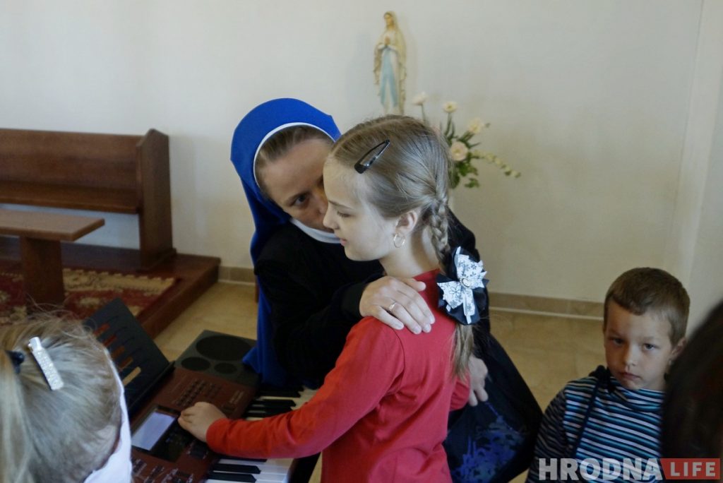 Адна на мільён. Дзесяцігадовая Насця перамагае выпускнікоў і грае ў касцёле, хоць ніколі не бачыла нот