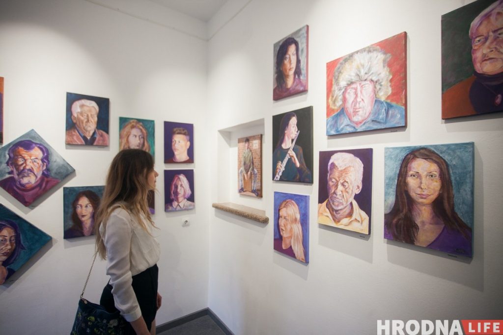 "Мастак у душы" і проста "нармальны мужык". Брытанец адкрыў выставу жывапісу ў Гродне