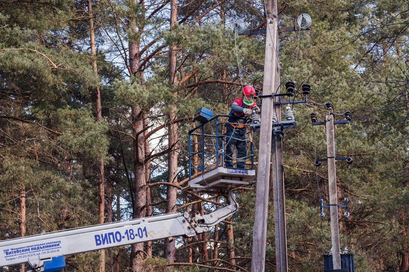 Гродзенскія электрыкі цяпер лятаюць: у “Гроднаэнерга” першымі ў Беларусі пачалі карыстацца дронамі для кантролю за аб’ектамі