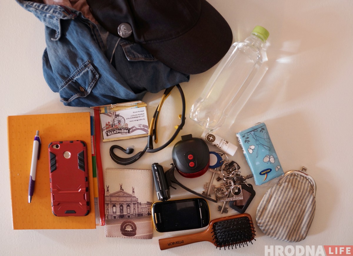 Што гродзенкі носяць у сваіх сумачках? Пяцёра дзяўчат не пабаяліся паказаць