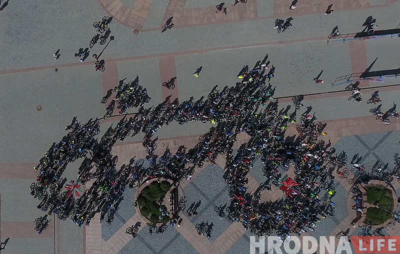 У Гродне Ровар-фэстам адкрылі летні веласезон і склалі гігантскі ровар (+відэа з дрона)