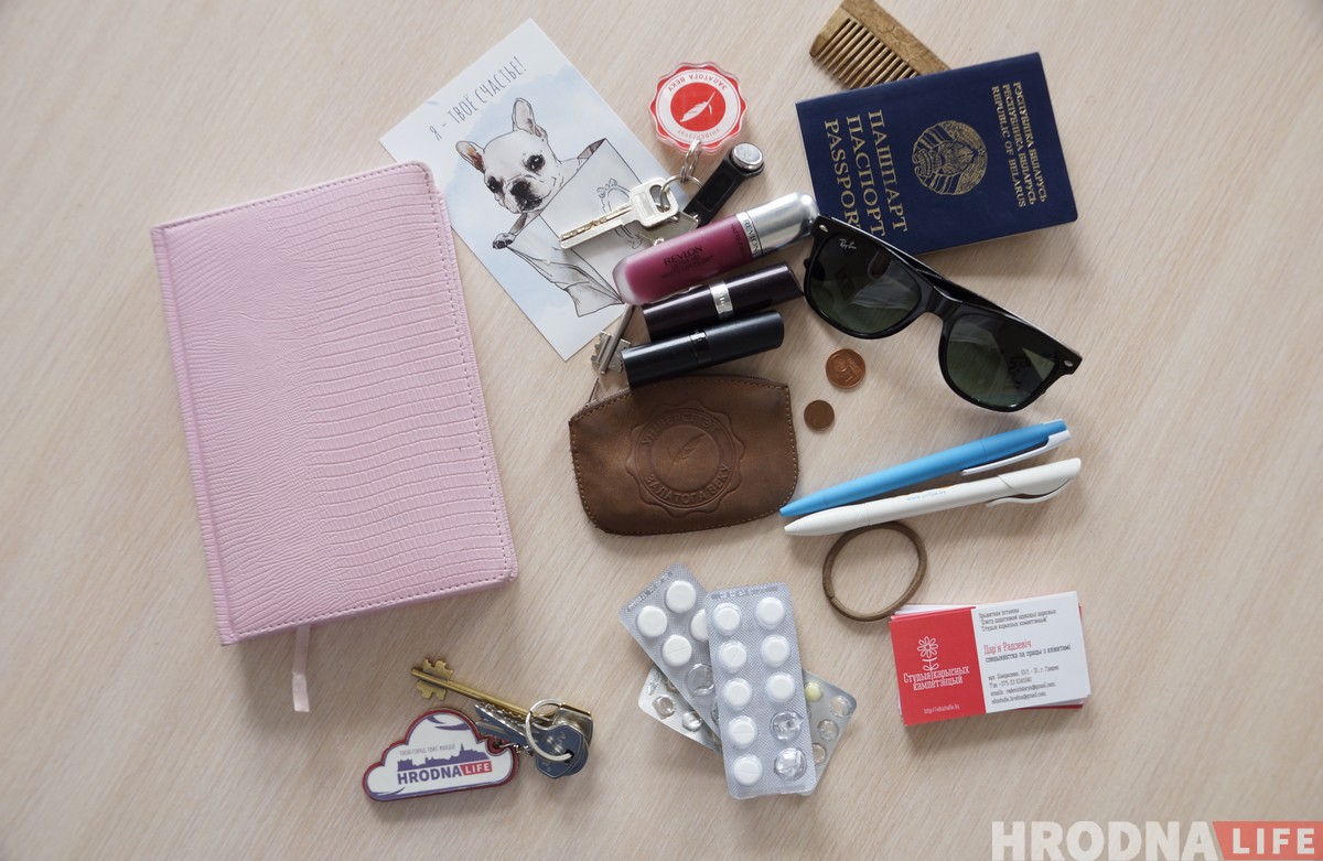 Што гродзенкі носяць у сваіх сумачках? Пяцёра дзяўчат не пабаяліся паказаць