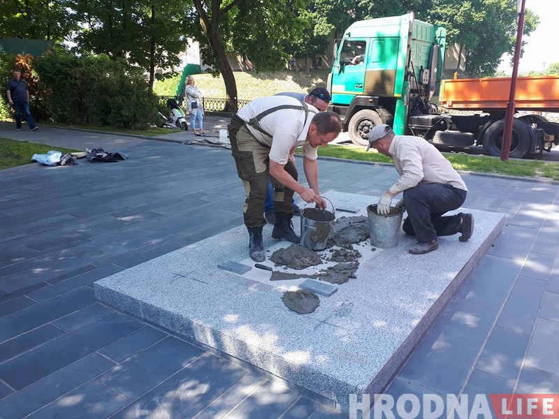 Фотафакт: Каля гродзенскіх замкаў усталявалі помнік Давыду Гарадзенскаму