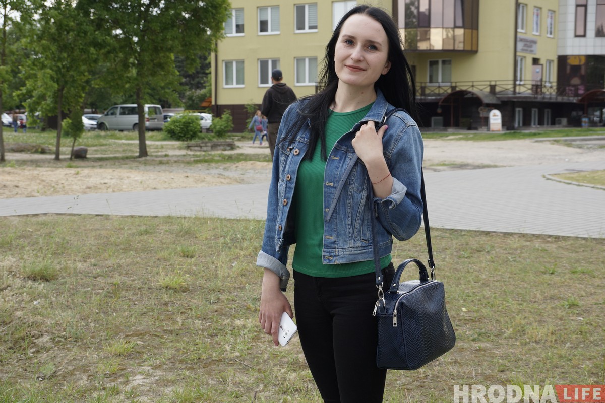 Што гродзенкі носяць у сваіх сумачках? Пяцёра дзяўчат не пабаяліся паказаць