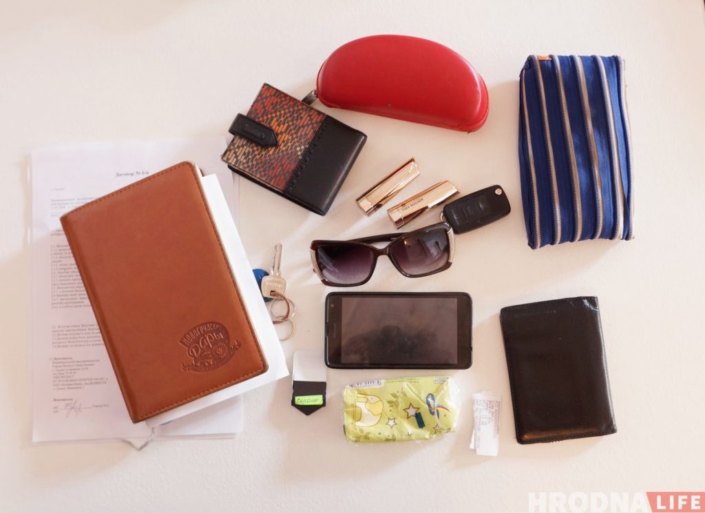 Што гродзенкі носяць у сваіх сумачках? Пяцёра дзяўчат не пабаяліся паказаць