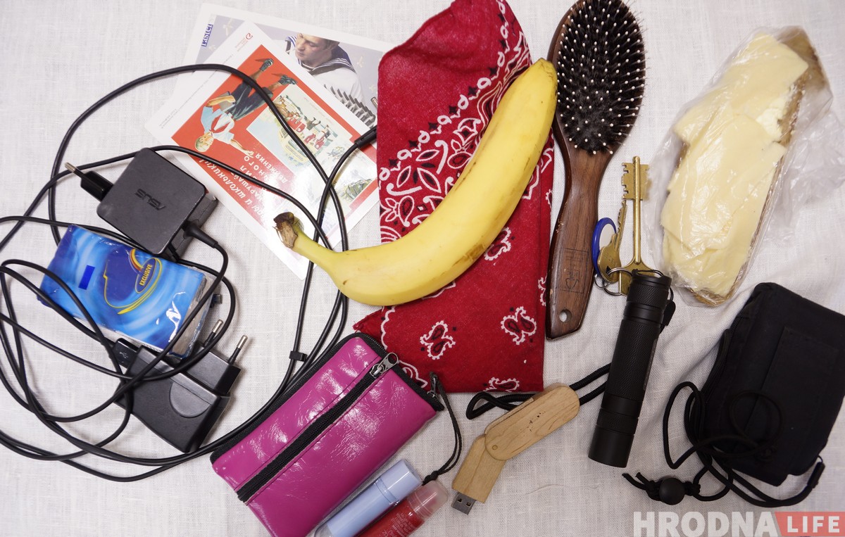 Што гродзенкі носяць у сваіх сумачках? Пяцёра дзяўчат не пабаяліся паказаць