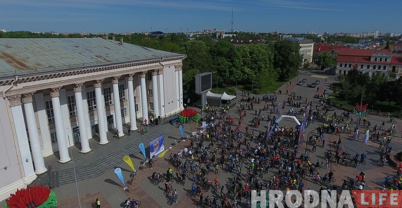 У Гродне Ровар-фэстам адкрылі летні веласезон і склалі гігантскі ровар (+відэа з дрона)