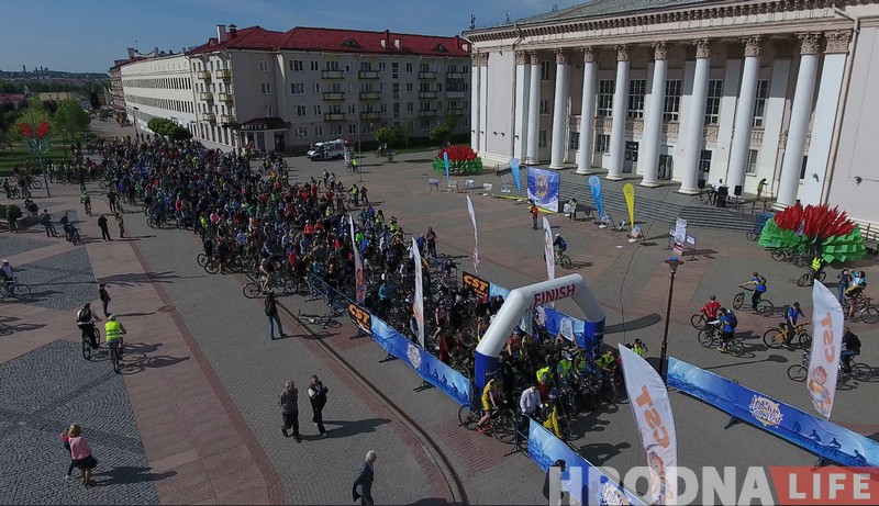 У Гродне Ровар-фэстам адкрылі летні веласезон і склалі гігантскі ровар (+відэа з дрона)