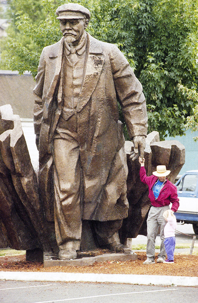 Як быць з Леніным у Гродне? 7 крэатыўных падказак з усяго свету