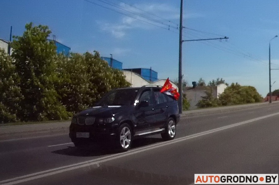 Новы трэнд: гродзенцы ўздымалі сцяг СССР замест налепак "Спасибо деду за Победу"