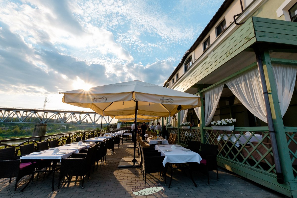 Летнія пляцоўкі ў цэнтры Гродна. Топ-10 месцаў для кавы на вольным паветры