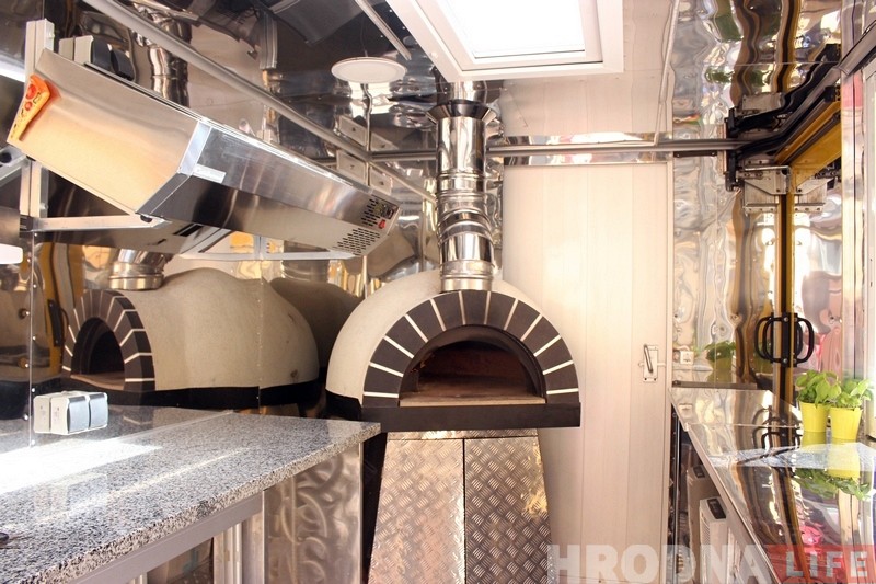 "Піца гатуецца да 90 секунд". Браты з Гродна адкрылі першы ў Беларусі піцатрак "Піца гатуецца да 90 секунд". Браты з Гродна адкрылі першы ў Беларусі піцатрак