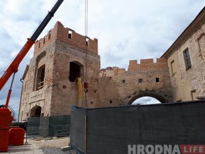 Фота знутры: глядзіце, як перабудоўваюць браму Старога замку ў Гродне