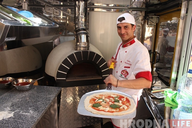 "Піца гатуецца да 90 секунд". Браты з Гродна адкрылі першы ў Беларусі піцатрак "Піца гатуецца да 90 секунд". Браты з Гродна адкрылі першы ў Беларусі піцатрак