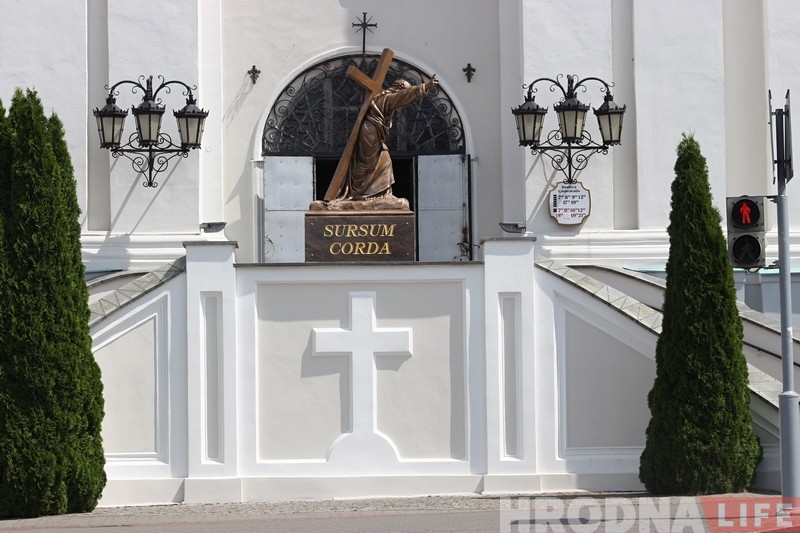 Кісць рукі як у варшаўскай скульптуры: ля ўваходу ў Фарны касцёл абнавілі статую Хрыста Кісць рукі як у варшаўскай скульптуры: ля ўваходу ў Фарны касцёл абнавілі статую Хрыста